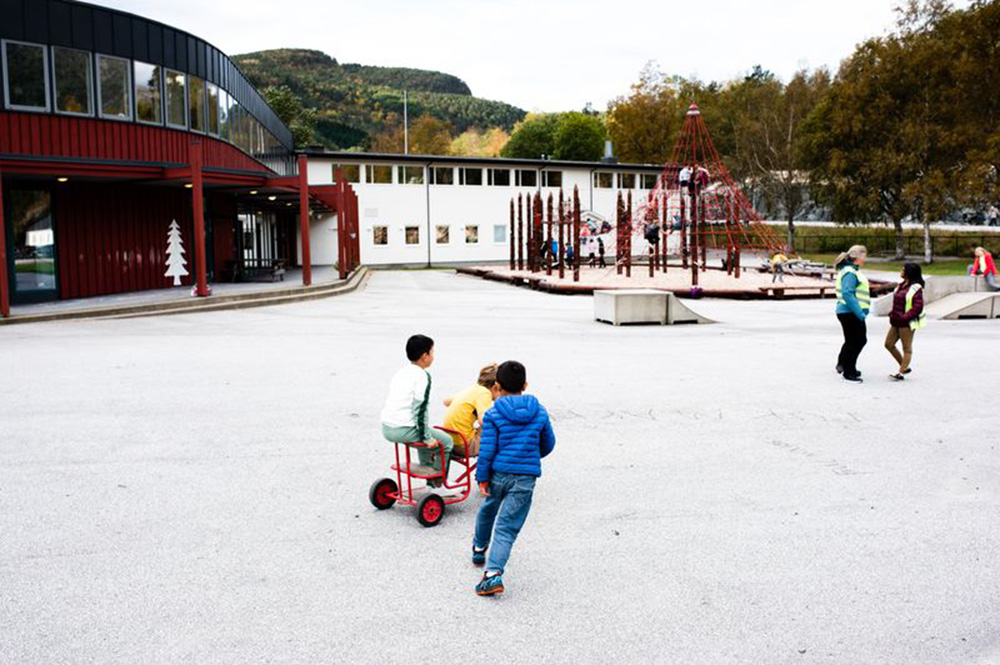 Svelgen oppvekst, the school and kindergarten
