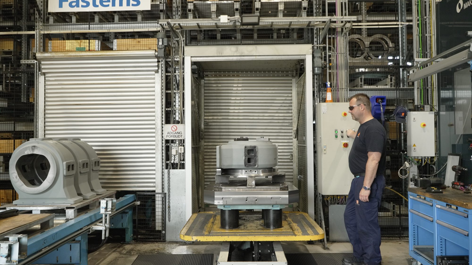 Operator at the automated storage and machining system