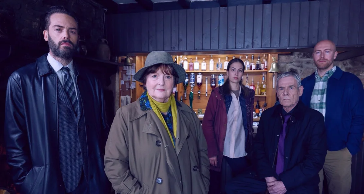 Cast of the British detective series Vera gathered in a dimly lit pub, a firm Easter favourite among Norwegian audiences