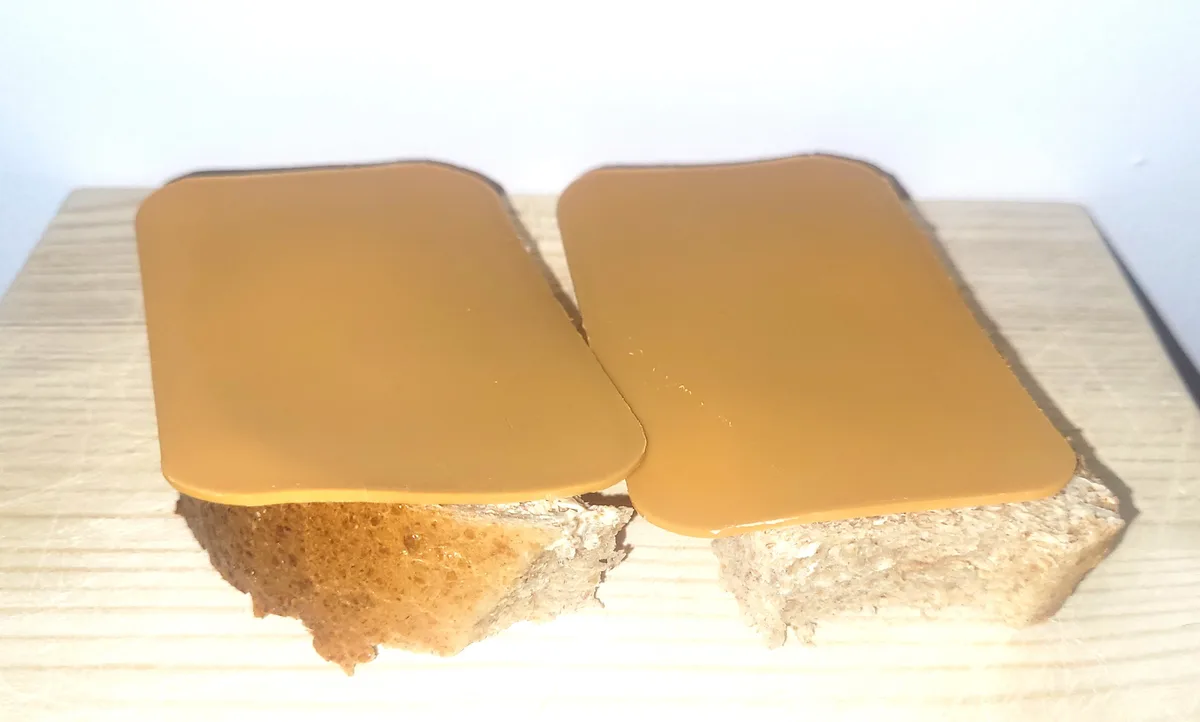 A slice of wholemeal bread with brown cheese — a classic Norwegian niste