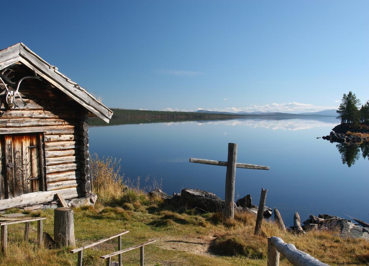 View across Sølensjøen toward the mountains of Innlandet