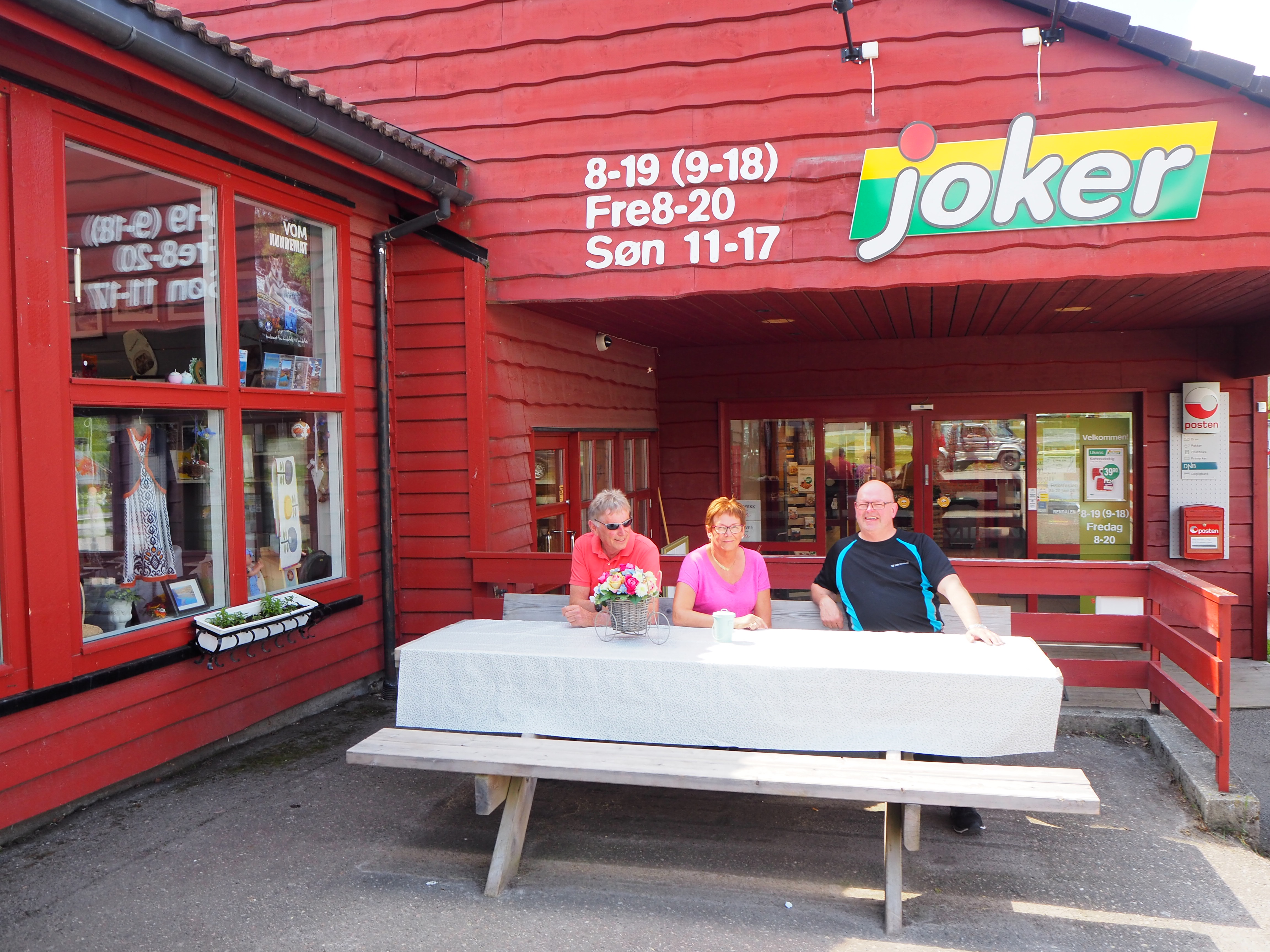 Joker Aasheim — the storefront in Åkrestrømmen with locals at the picnic table