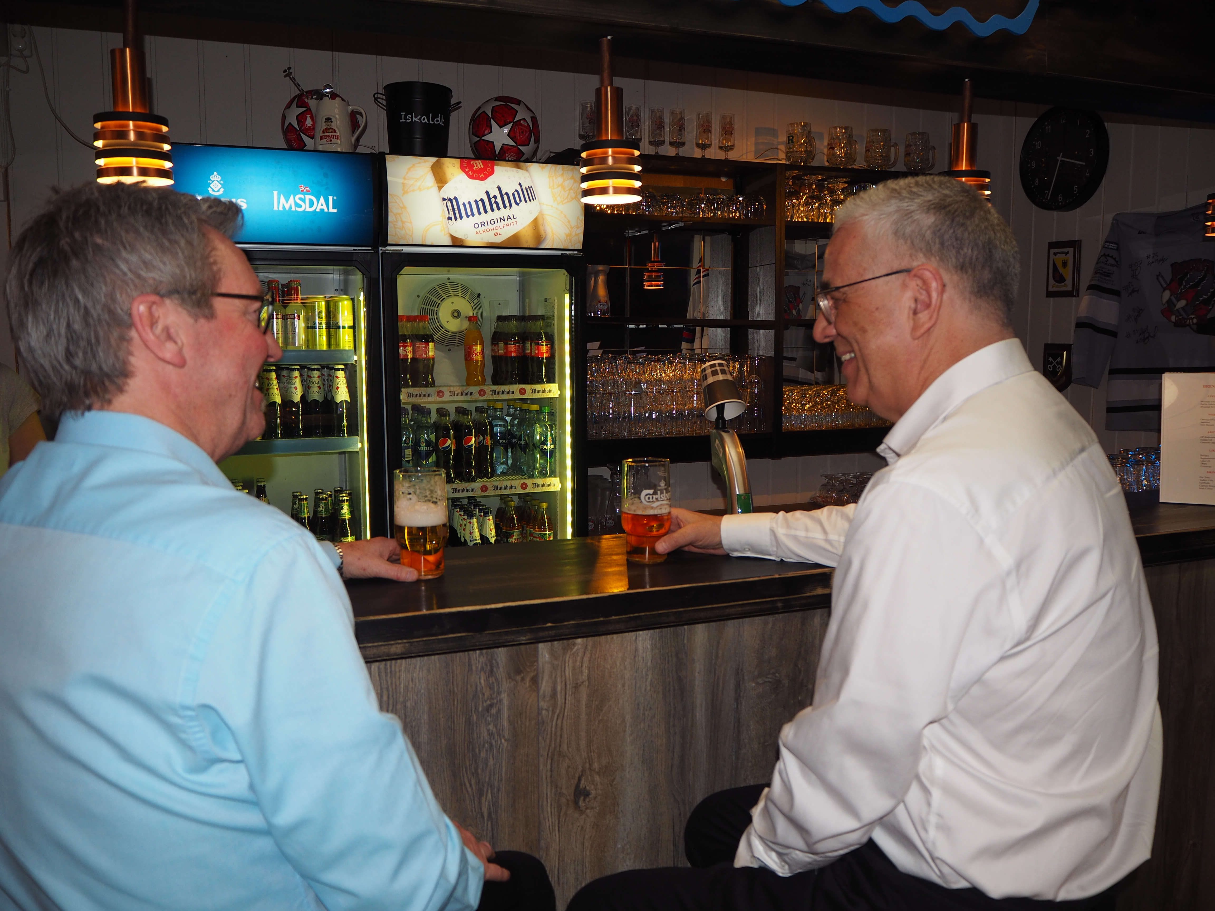 Two guests at the bar at Øiseth Hotell
