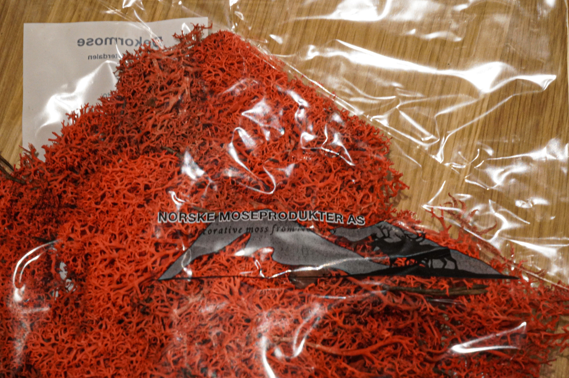 Finished red moss in a branded Norske Moseprodukter bag