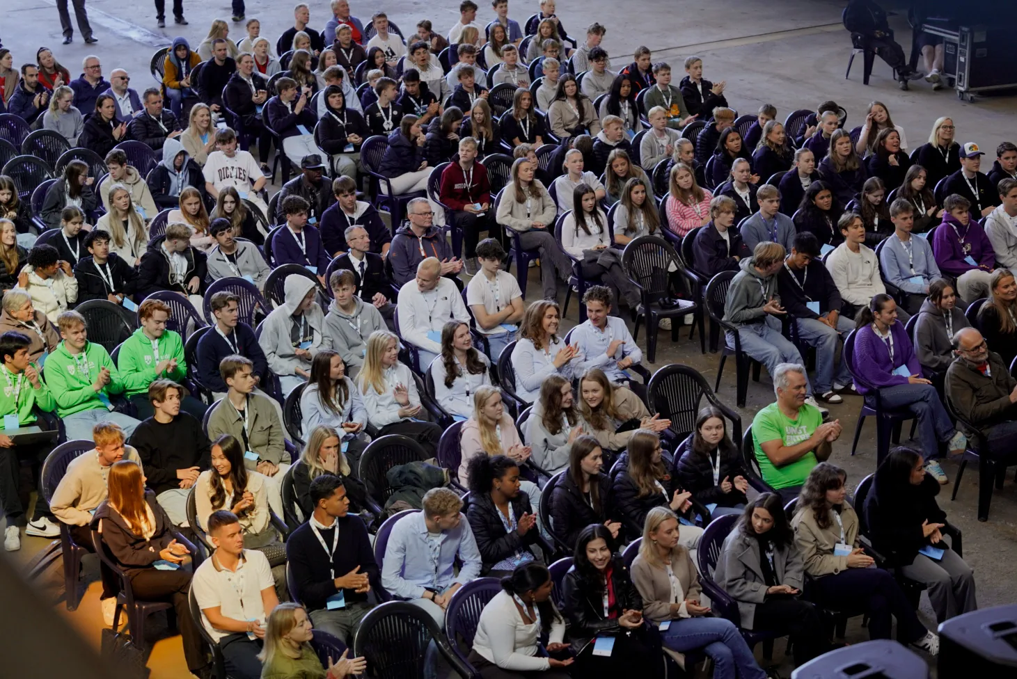 Hundreds of students packed into an arena at Vard Langsten, listening to a presentation during the HAVutfordringen innovation camp.