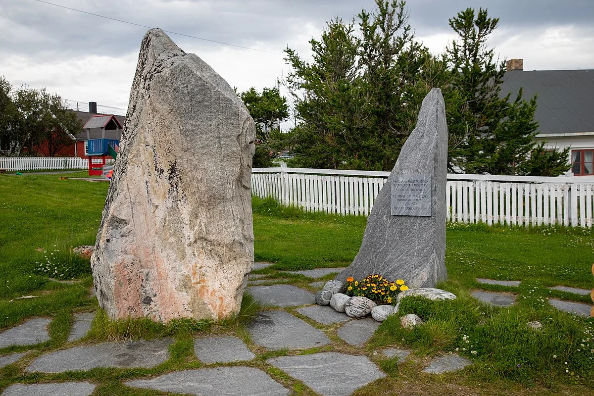 Stone monument in Bugøynes commemorating Finnish emigrants, inscribed in Finnish and Norwegian