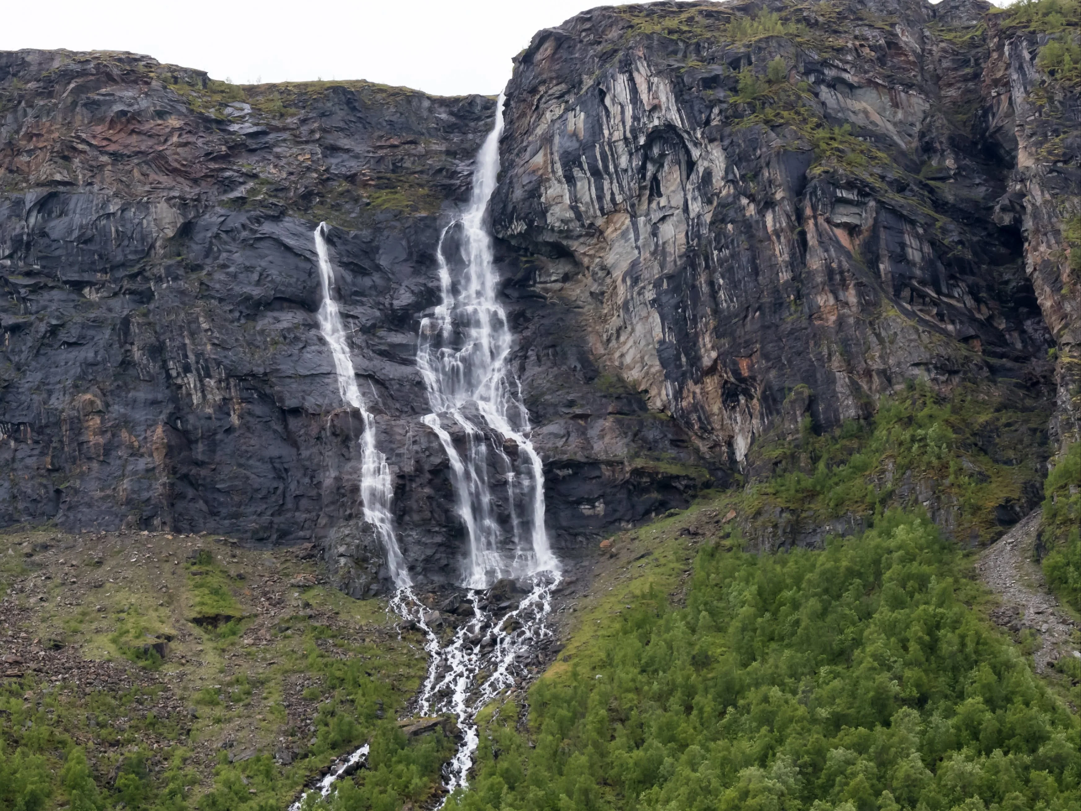 Waterfall cascading through the Fossbakken mountains