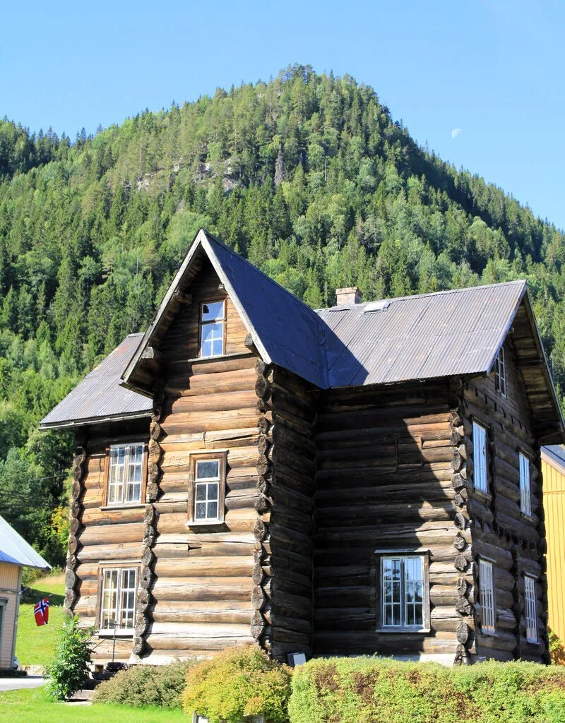 Log house in Ose with forest and mountains in the background
